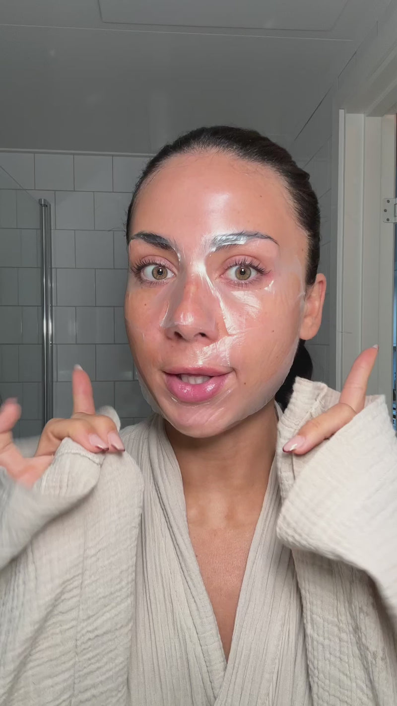 Kvinna som använder en kollagenmask