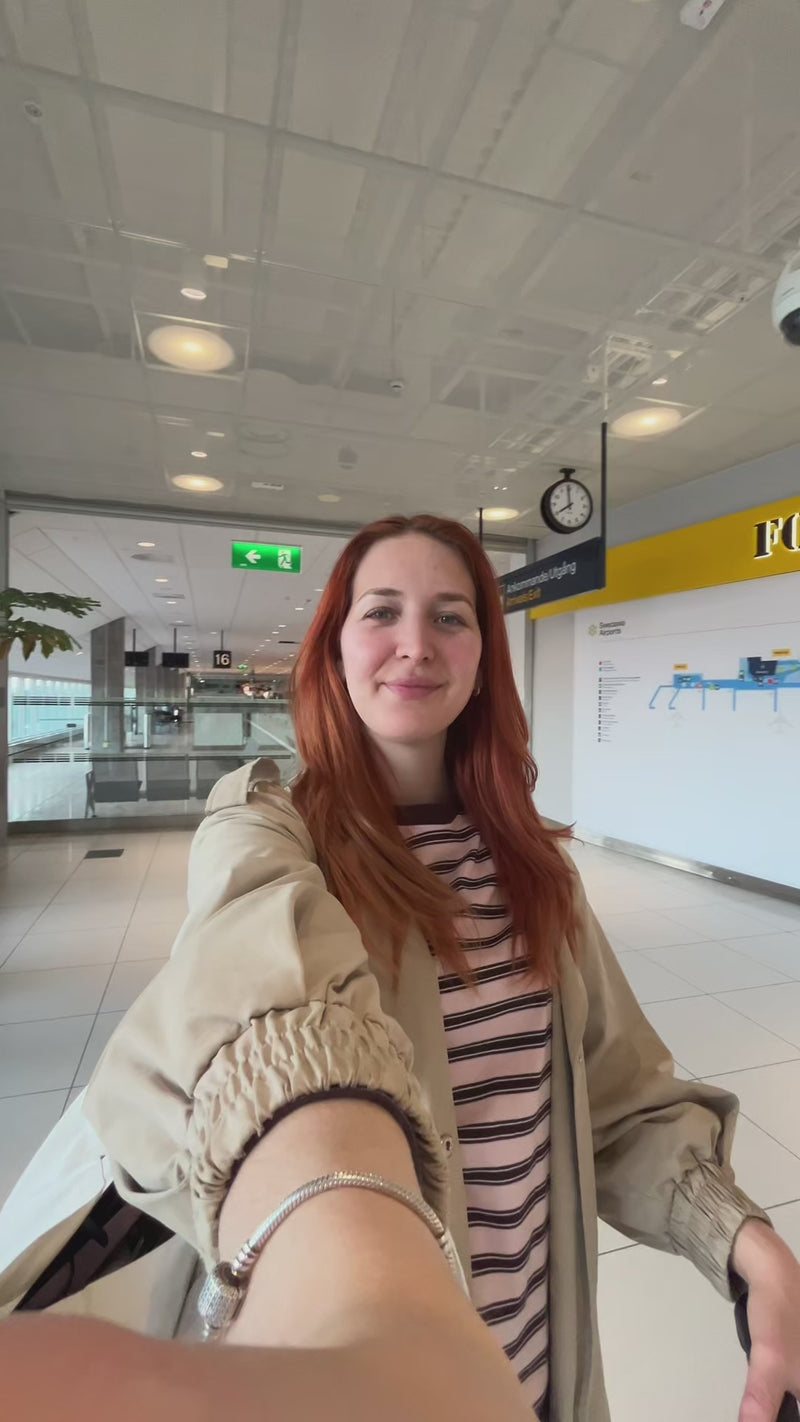 Kvinna som använder en kollagenmask på ett flyg